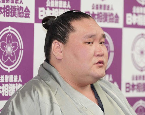 引退会見に臨む元横綱照ノ富士（撮影・小沢裕）