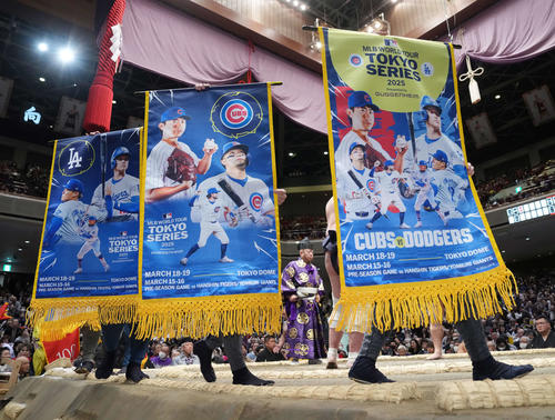 結びの一番に懸けられたMLB日本開幕戦を告知する懸賞幕（撮影・小沢裕）