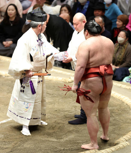 1月17日、琴桜と熱海富士の一番で物言いになり懸賞金を呼び出しに渡す式守伊之助