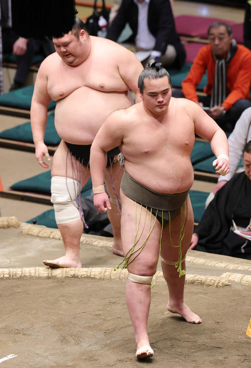 千代丸（奥）を押し出しで破る大辻（2025年1月20日撮影）