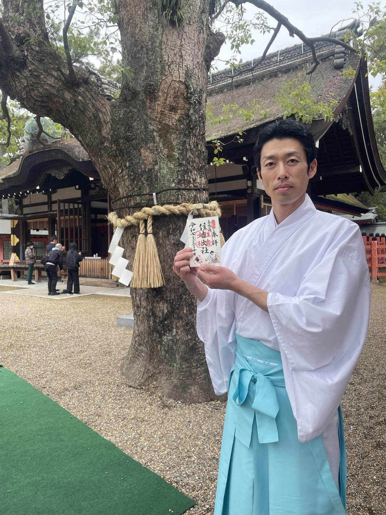 「気魄一閃」の文字が入った限定御朱印を手にする住吉大社権禰宜（ごんねぎ）の滝沢正太郎さん（撮影・奥岡幹浩）