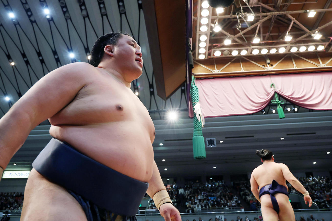 平戸海（右）を押し倒しで破った玉鷲（撮影・前田充）