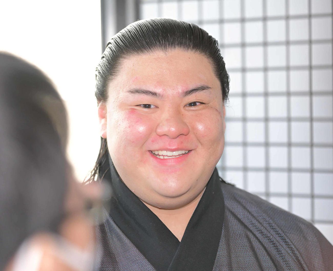 初日から10連勝を飾り笑顔で取材に応える新十両の草野