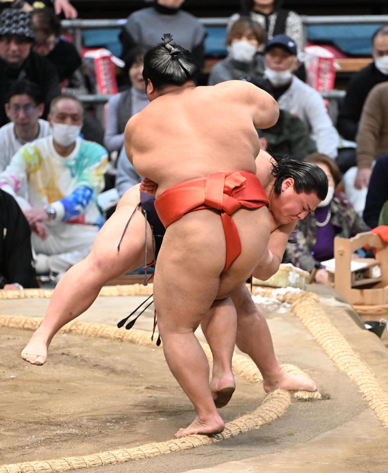 草野（奥）は押し出しで志摩ノ海を破る（撮影・和賀正仁）