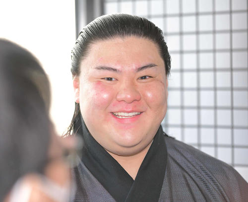 初日から10連勝を飾り笑顔で取材に応える新十両の草野