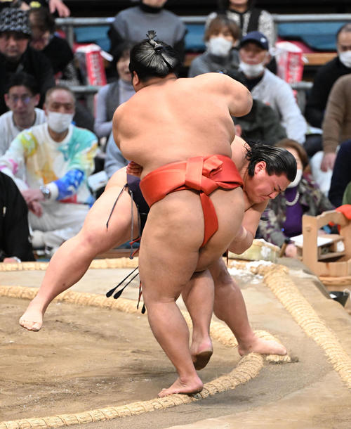草野（奥）は押し出しで志摩ノ海を破る（撮影・和賀正仁）
