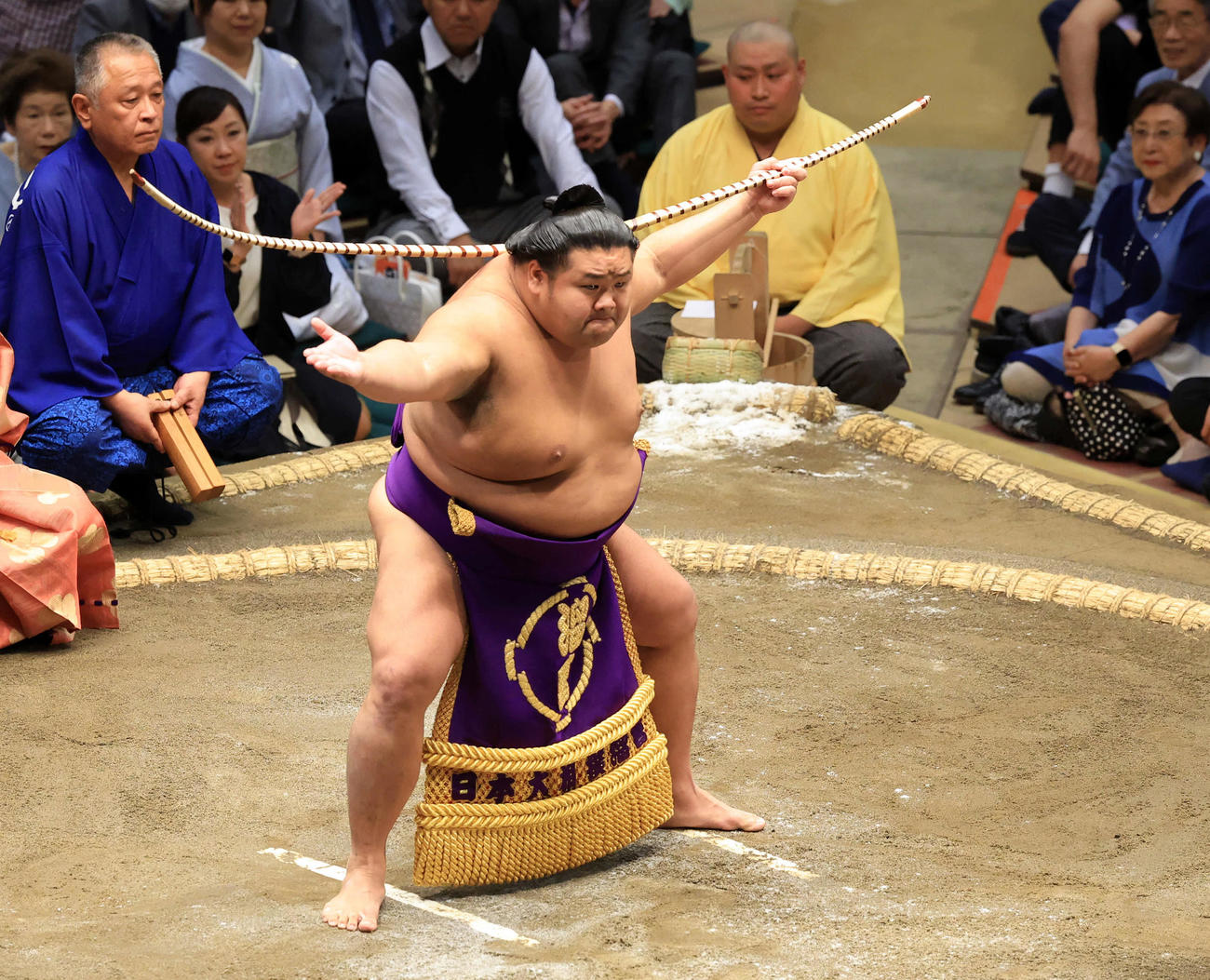 弓取りを披露する天空海（撮影・浅見桂子）
