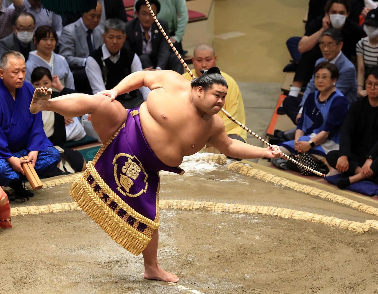 弓取りを披露する天空海（撮影・浅見桂子）