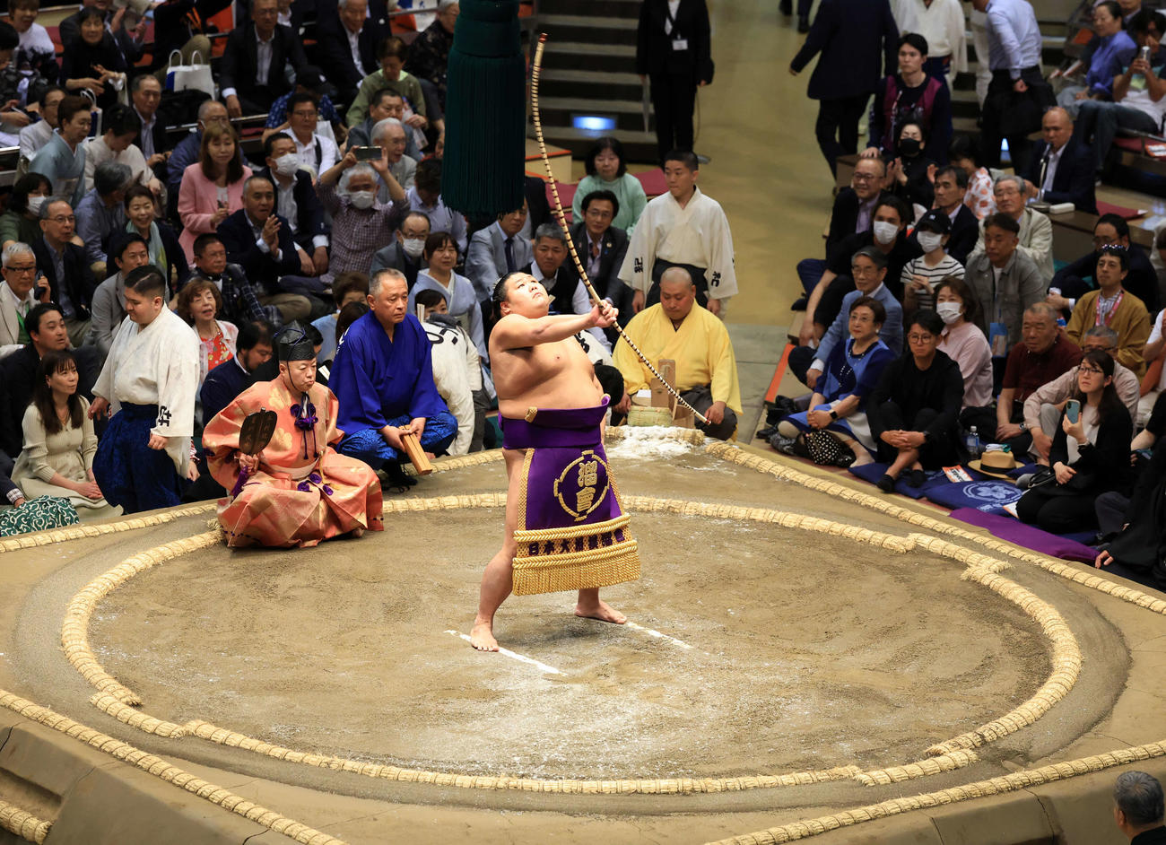 弓取りを披露する天空海（撮影・浅見桂子）