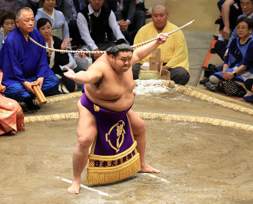 弓取りを披露する天空海（撮影・浅見桂子）