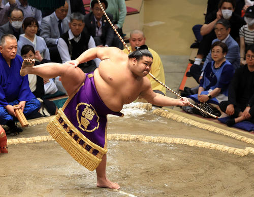 弓取りを披露する天空海（撮影・浅見桂子）