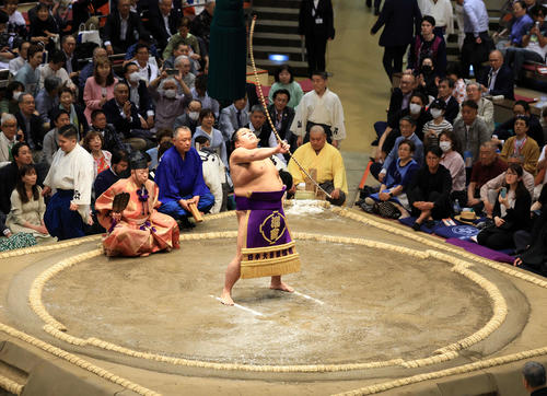 弓取りを披露する天空海（撮影・浅見桂子）