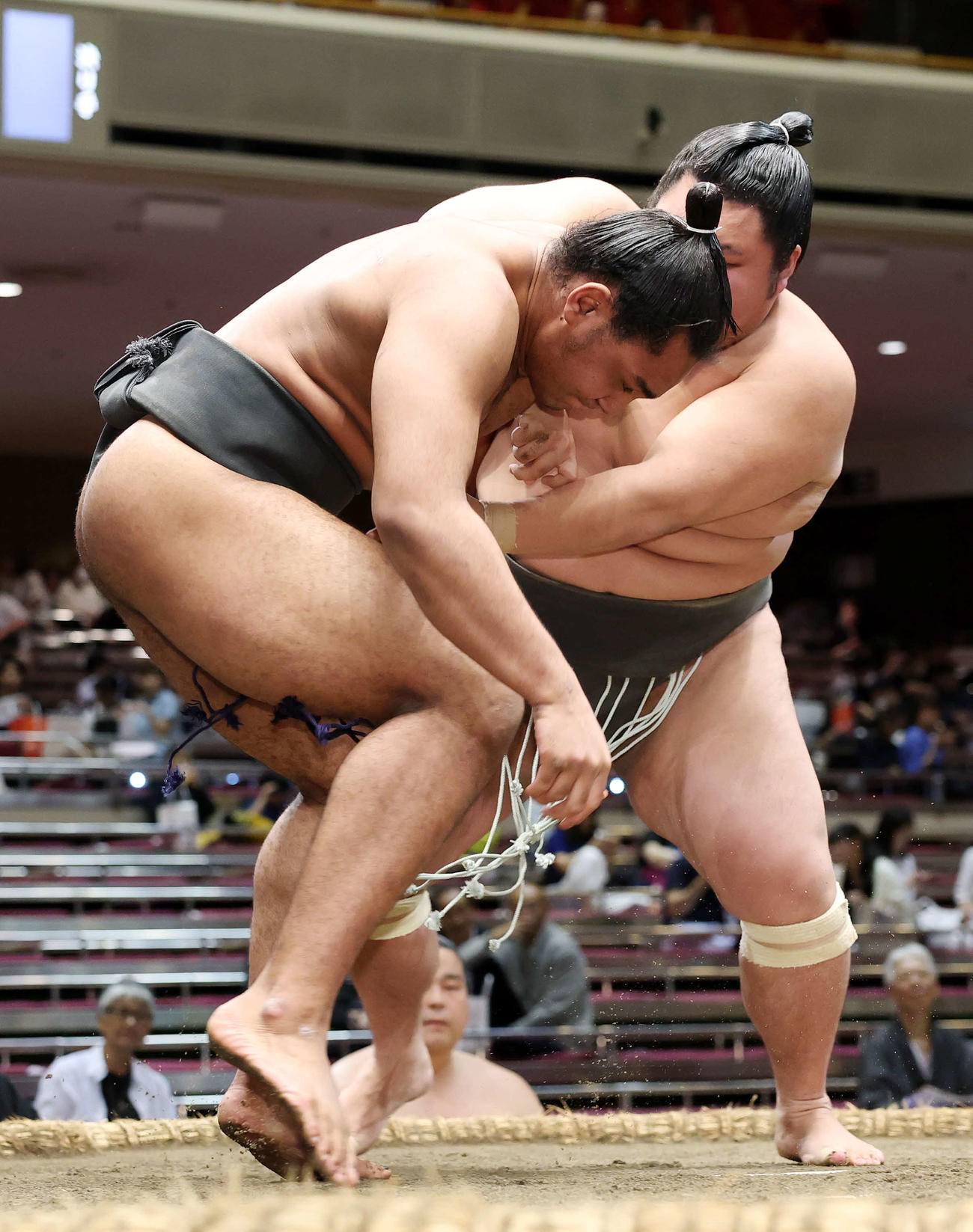 穂嵩（右）の攻めを耐える雷道（撮影・鈴木正人）