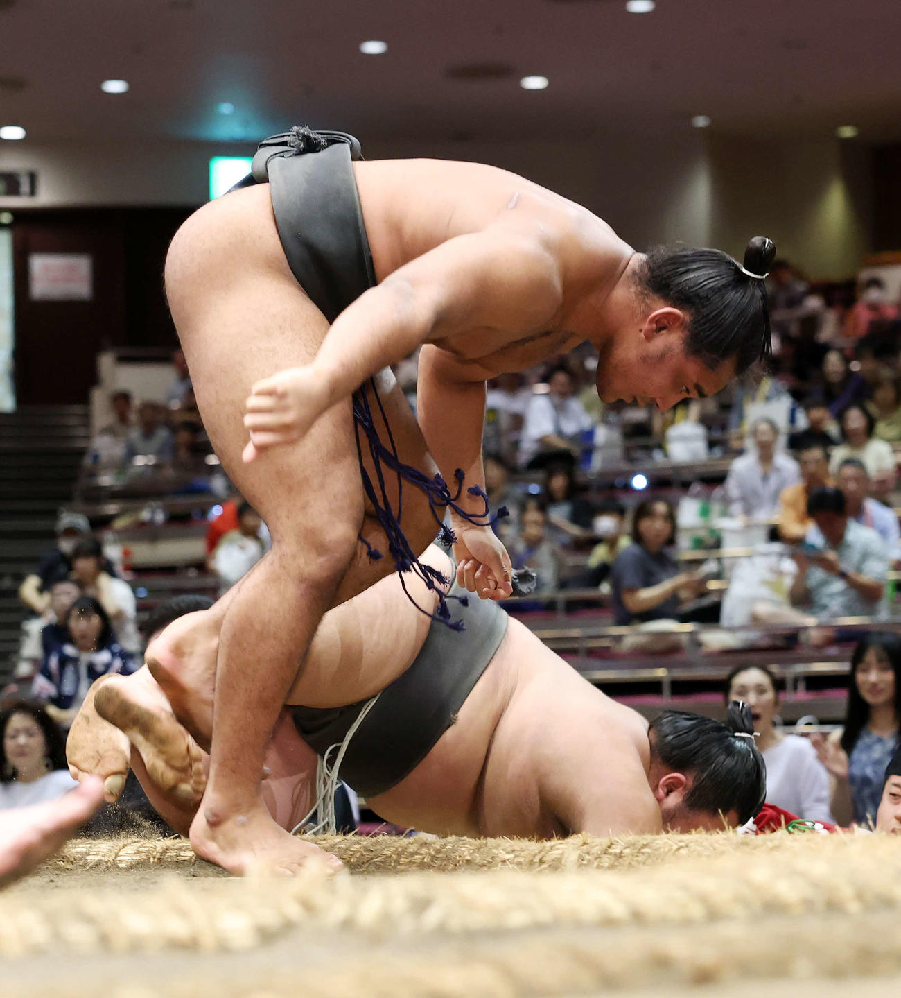 穂嵩（後方）を寄り倒しで破る雷道（撮影・鈴木正人）