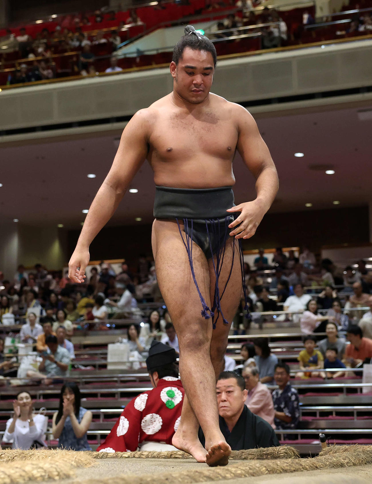 穂嵩を寄り倒しで破った雷道（撮影・鈴木正人）
