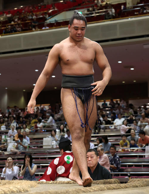 穂嵩を寄り倒しで破った雷道（撮影・鈴木正人）