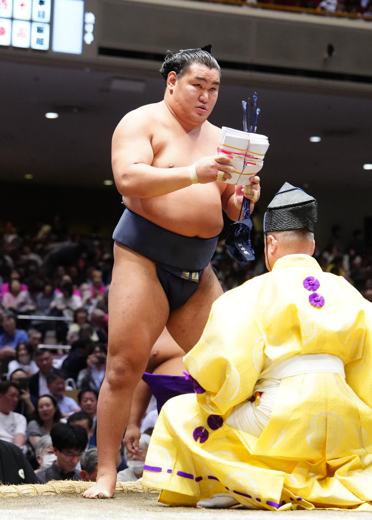 2025年5月16日　玉鷲を押し出しで破り懸賞を受け取る豊昇龍