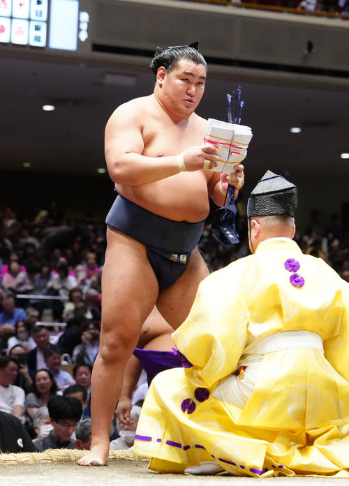 2025年5月16日　玉鷲を押し出しで破り懸賞を受け取る豊昇龍