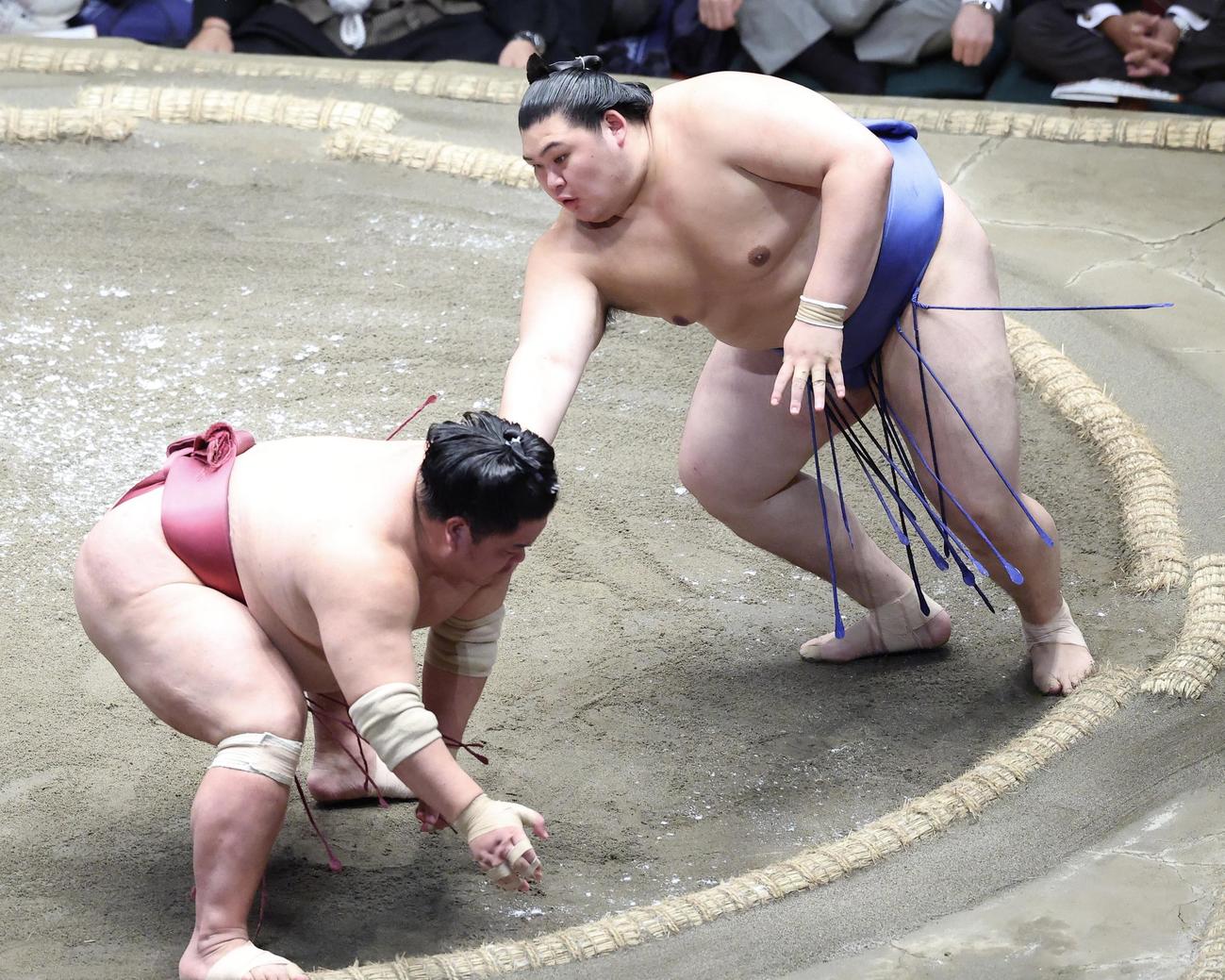 大栄翔（左）を攻める大の里（撮影・河田真司）