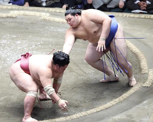 大栄翔（左）を攻める大の里（撮影・河田真司）