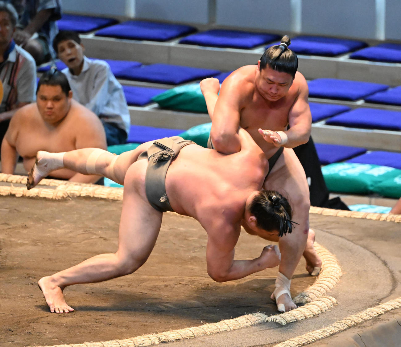 若隆元（奥）は小手投げで琴大龍を破る（撮影・和賀正仁）