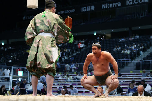 琴大龍を小手投げで破った若隆元（撮影・前田充）