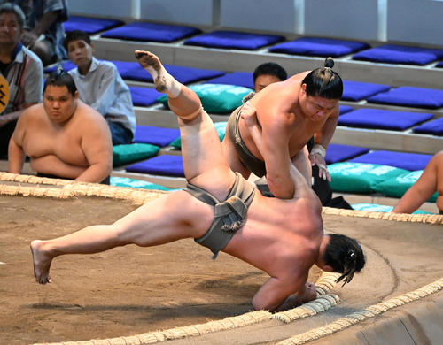 若隆元（奥）は小手投げで琴大龍を破る（撮影・和賀正仁）
