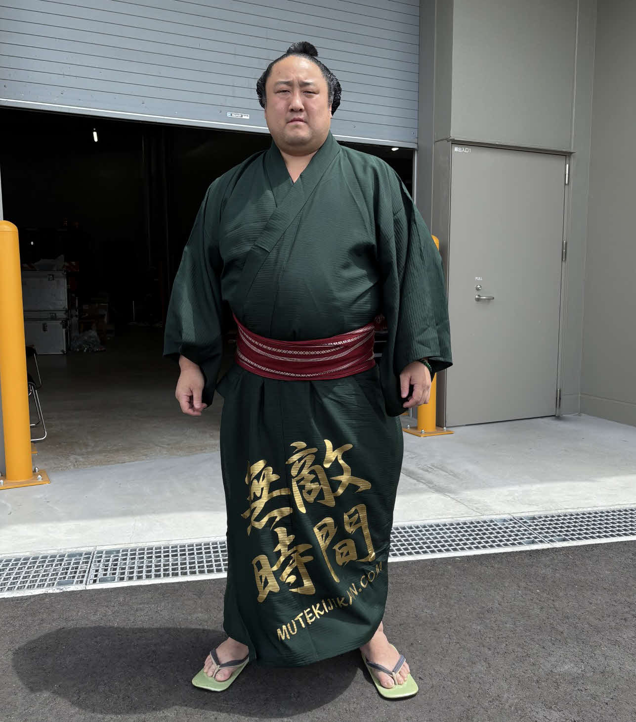 「無敵時間」の文字が入った染め抜きを着て場所入りする佐田の海