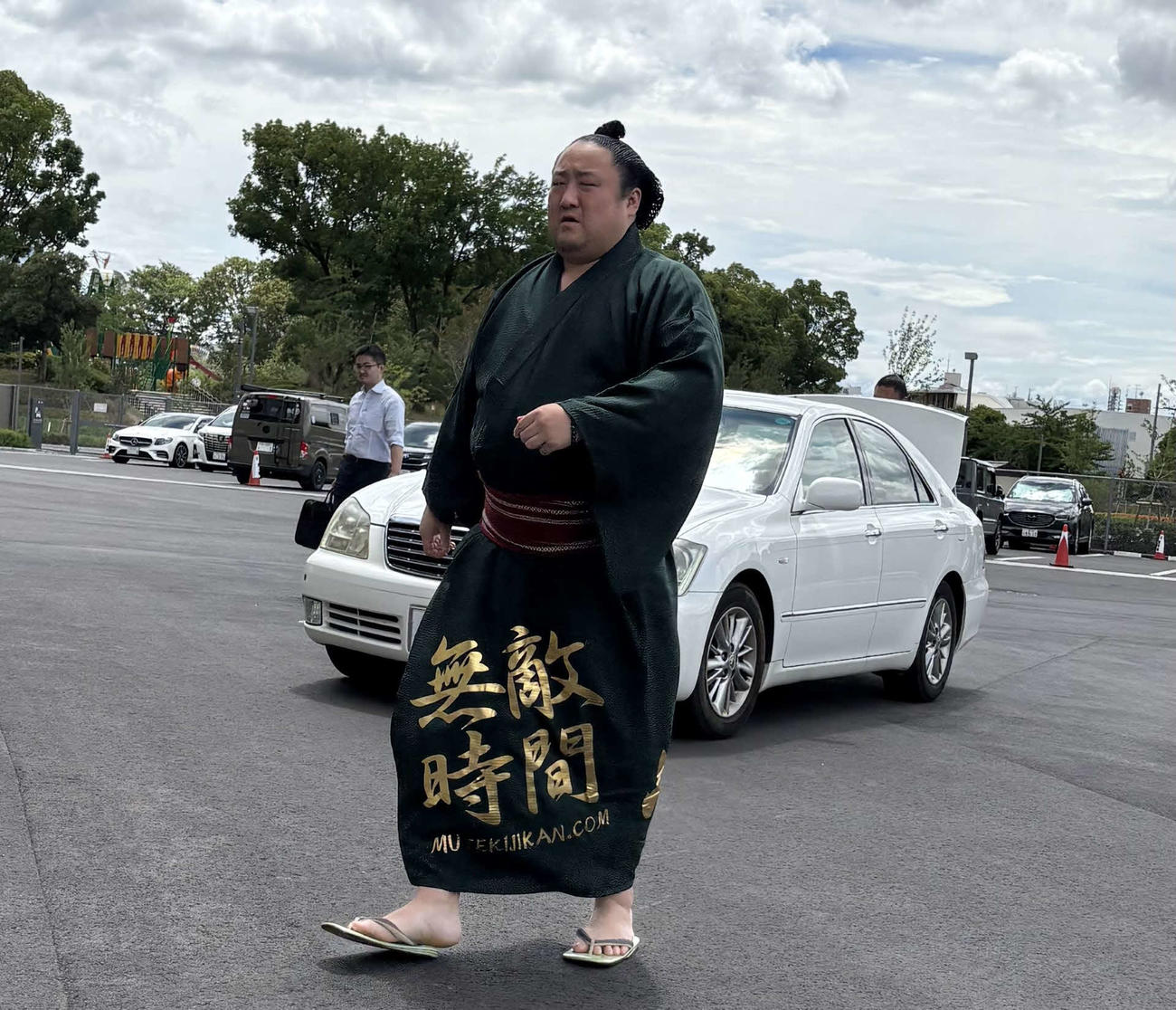 「無敵時間」の染め抜きで場所入りする佐田の海