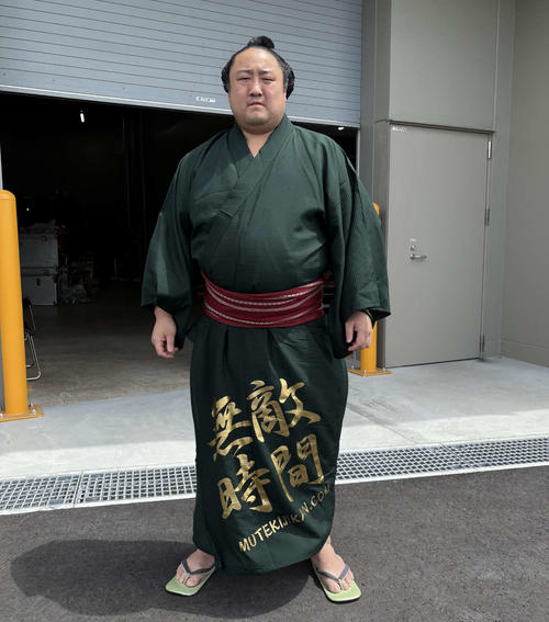 「無敵時間」の文字が入った染め抜きを着て場所入りする佐田の海