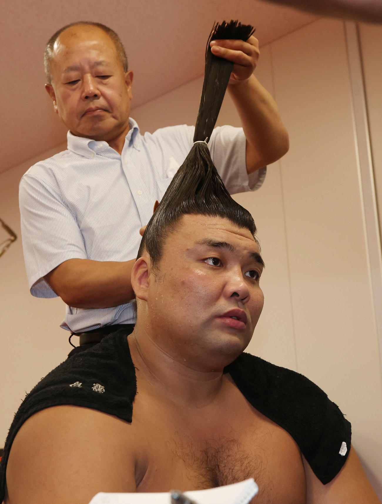 まげを直してもらう霧島（2025年7月19日撮影）
