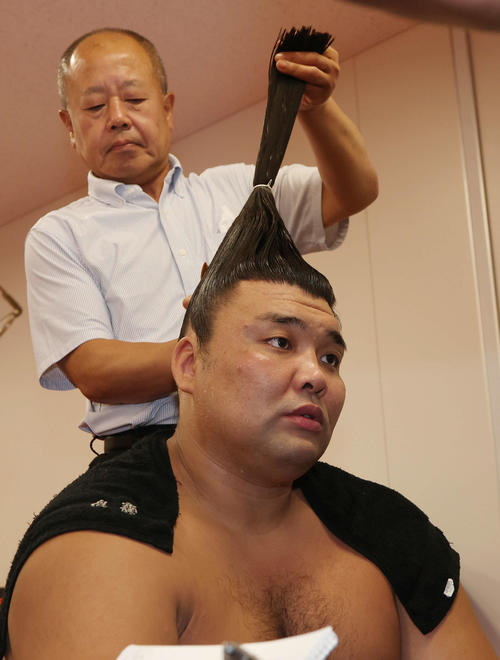 まげを直してもらう霧島（2025年7月19日撮影）