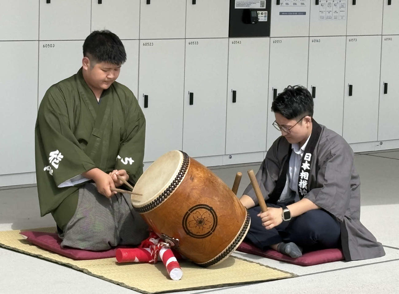 名古屋場所初日、IGアリーナで初の触れ太鼓をたたく呼び出しの仁（左）と天琉