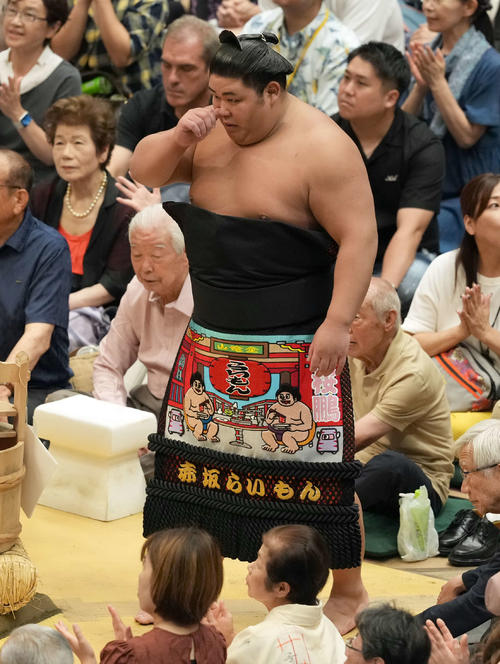 土俵入りをする伯桜鵬（撮影・たえ見朱実）