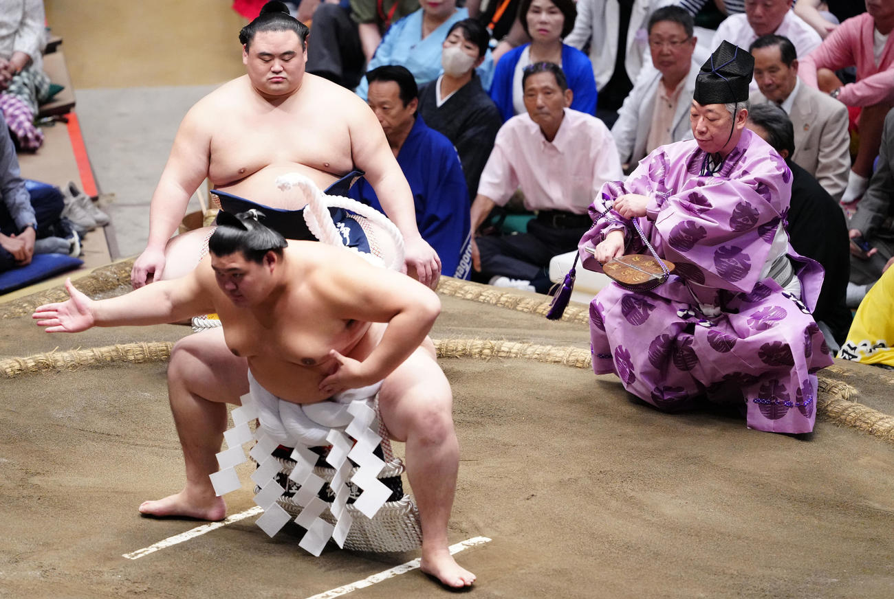 大の里（左手前）の横綱土俵入りに臨む立行司の式守伊之助（撮影・鈴木みどり）