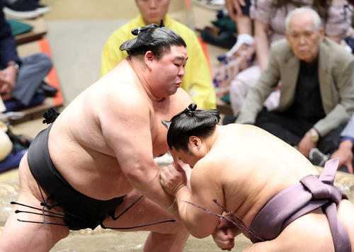 9日目、翔猿（右）を攻める正代