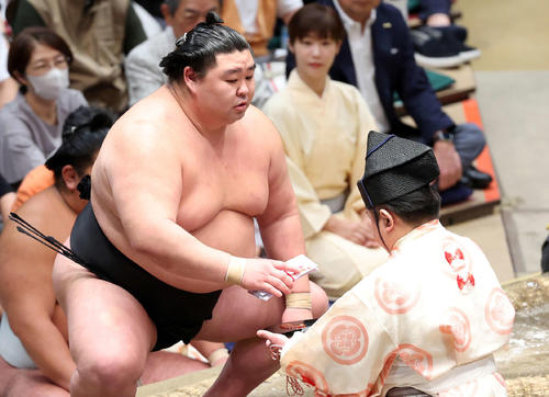 9日目、翔猿を破った正代（撮影・鈴木正人）