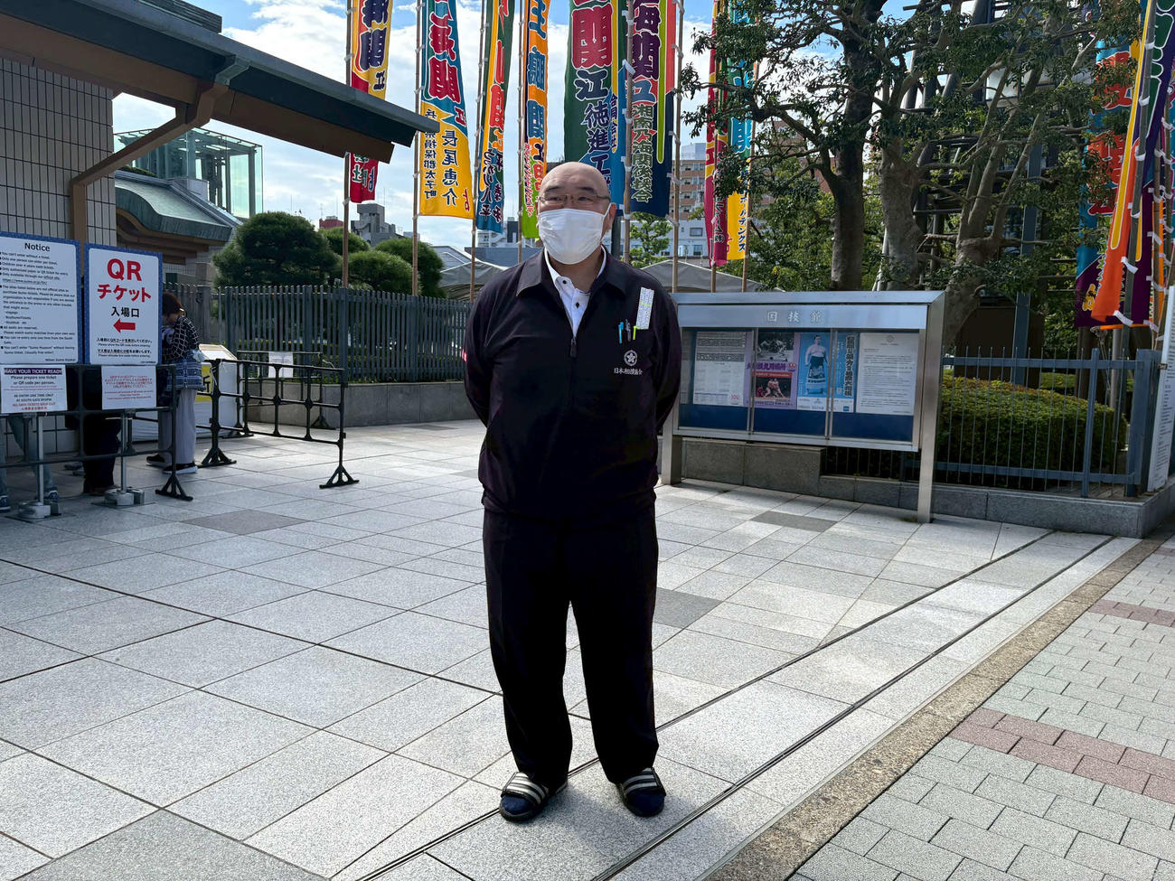 国技館周辺のダフ行為に目を光らせる関ノ戸親方（元小結岩木山）