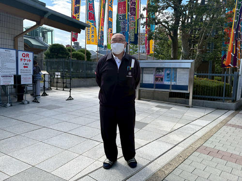 国技館周辺のダフ行為に目を光らせる関ノ戸親方（元小結岩木山）
