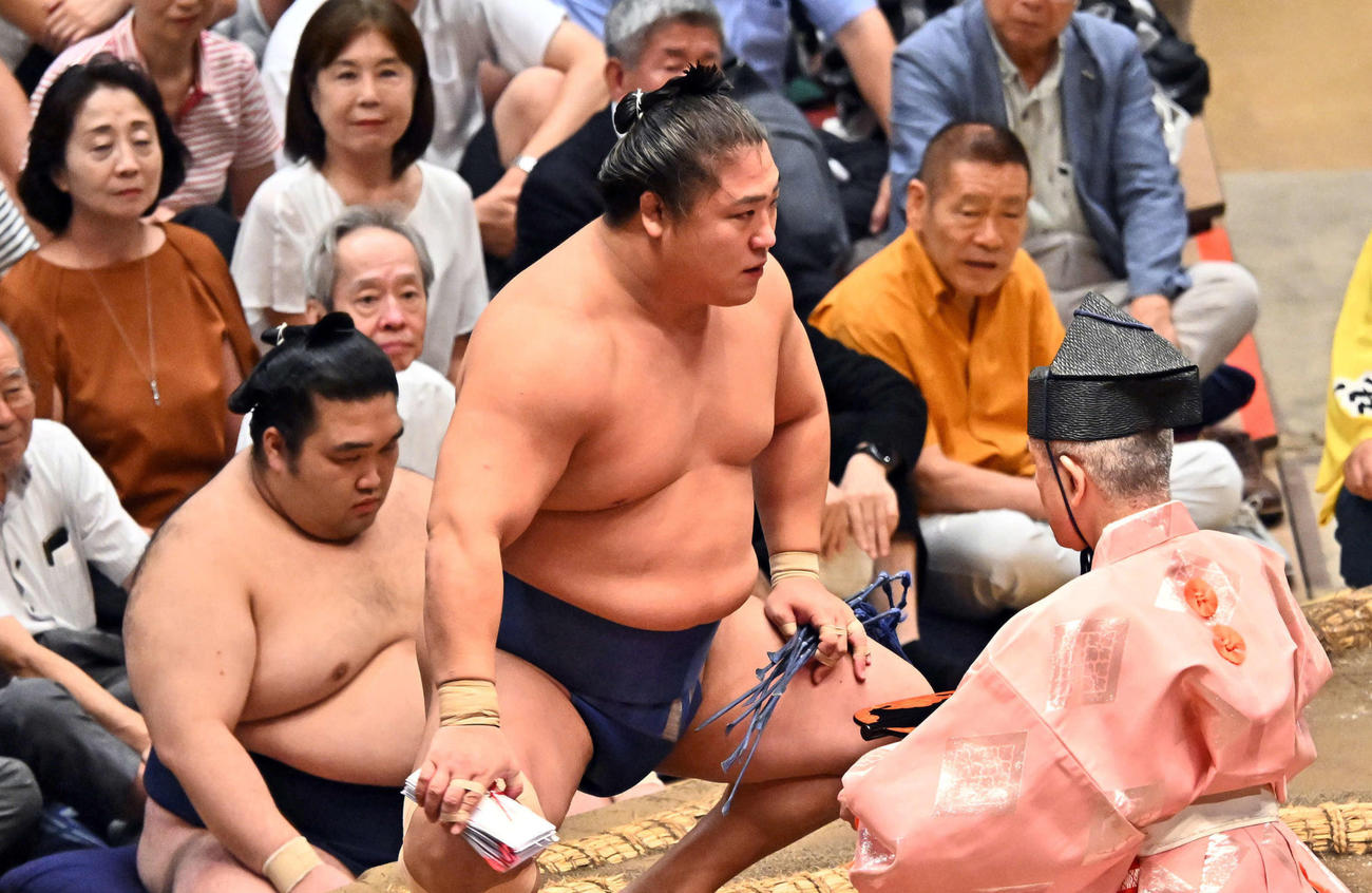 勝ち名乗りを受ける若隆景