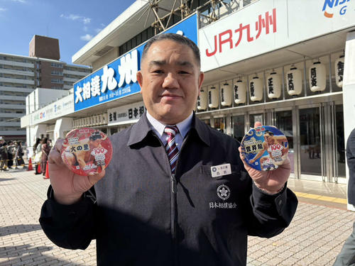 明星食品とコラボしたカップ麺をPRする西岩親方