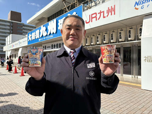 明星食品とコラボしたカップ麺をPRする西岩親方
