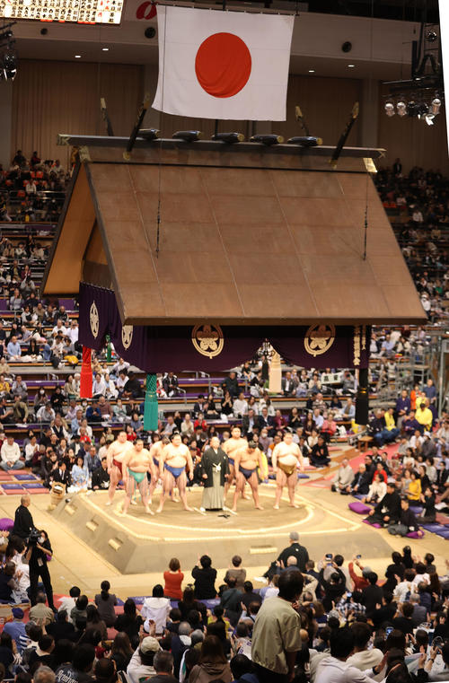 2025年11月9日、大相撲九州場所初日　あいさつをする八角理事長