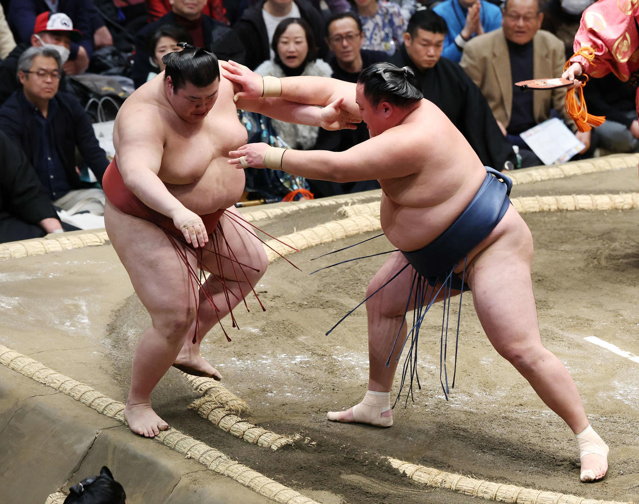押し出しで熱海富士（左）を破る玉鷲（撮影・宮地輝）