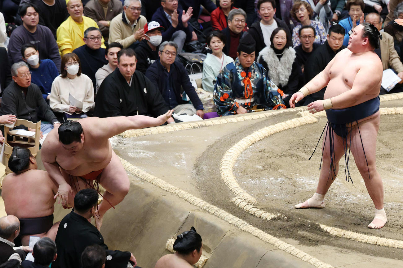 押し出しで熱海富士を破る玉鷲（撮影・宮地輝）