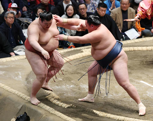 押し出しで熱海富士（左）を破る玉鷲（撮影・宮地輝）