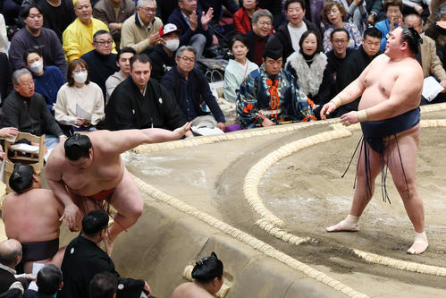 押し出しで熱海富士を破る玉鷲（撮影・宮地輝）