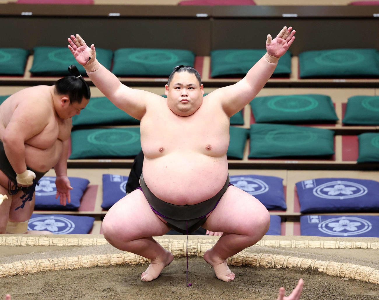 塵手水する魁佑馬（撮影・鈴木正人）
