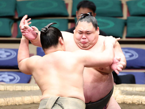 結山（手前）を攻める魁佑馬（撮影・鈴木正人）