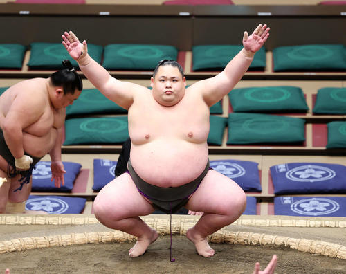 塵手水する魁佑馬（撮影・鈴木正人）